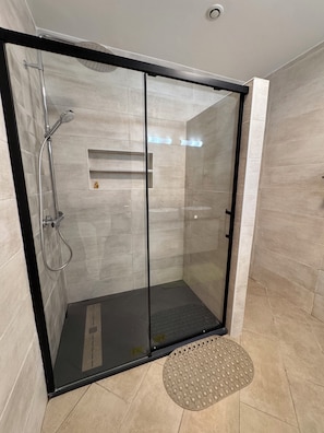 Signature-Apartment, 2 Schlafzimmer, Gartenblick | Badezimmer | Badewanne, Whirlpool, Handtücher, Toilettenpapier