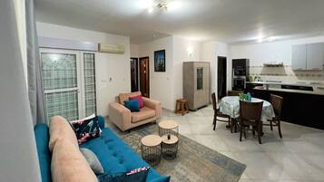 Departamento Deluxe, 1 habitación, vista al jardín | Espacio para trabajar con laptop, cortinas blackout y insonorización