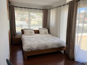 Espacio para trabajar con laptop y cortinas blackout 