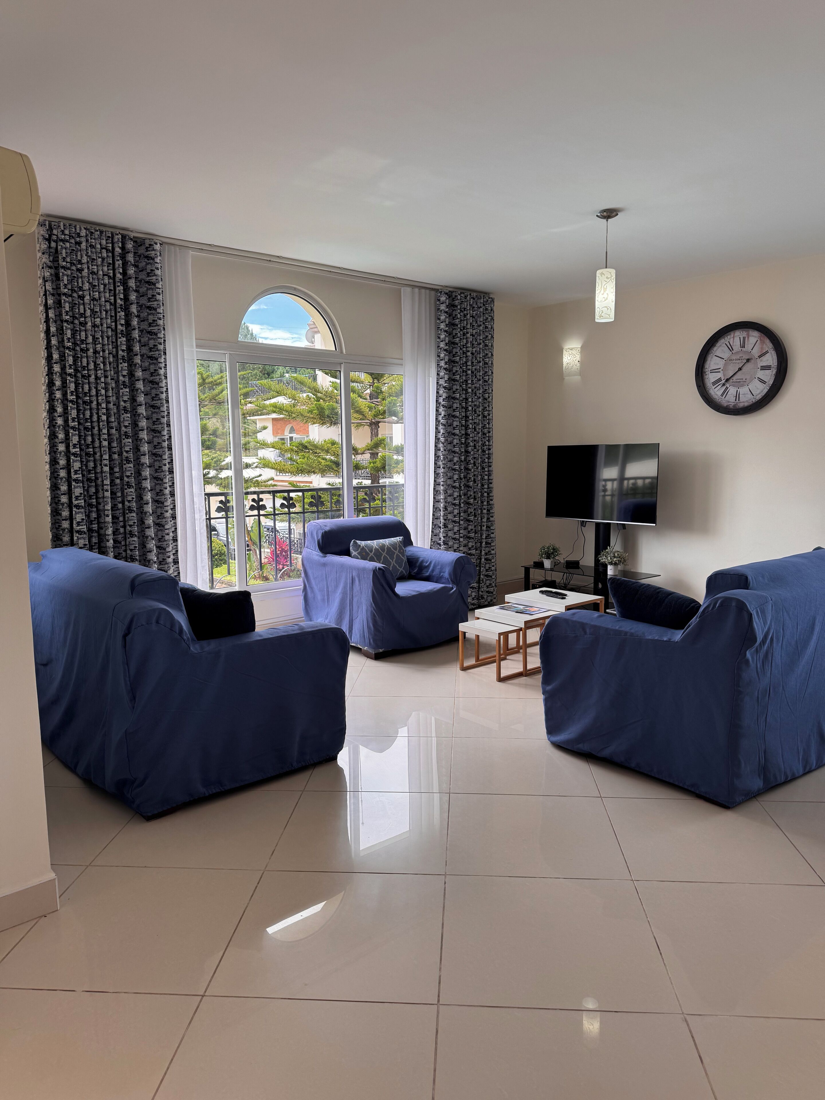 Signature Apartment, 2 Bedrooms, Garden View | Ruang tamu | 43 inci televisyen skrin rata dengan satelit, TV 