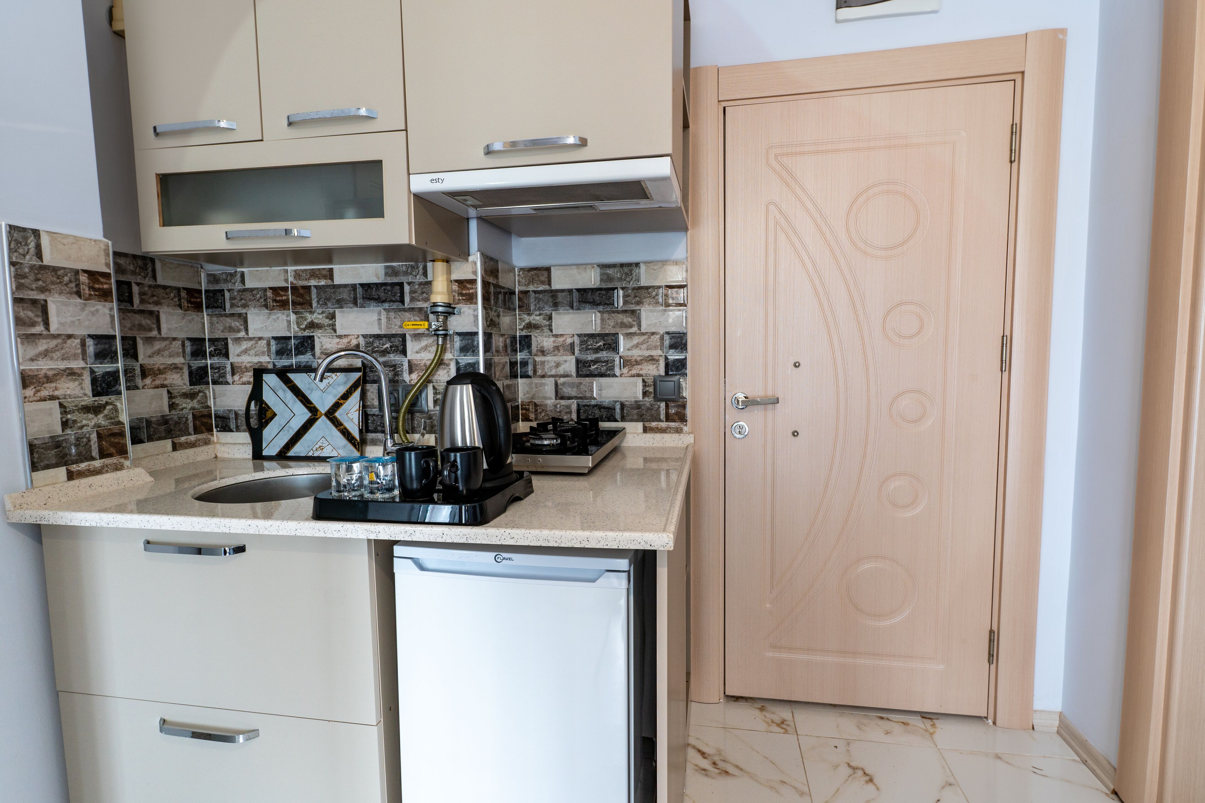 Economy Apartment | Private kitchen | Mini-fridge, stovetop, cookware/dishes/utensils