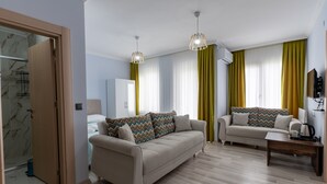Una sala de estar moderna con un sofá color beige, una mesa de centro de madera y un mueble para televisor.