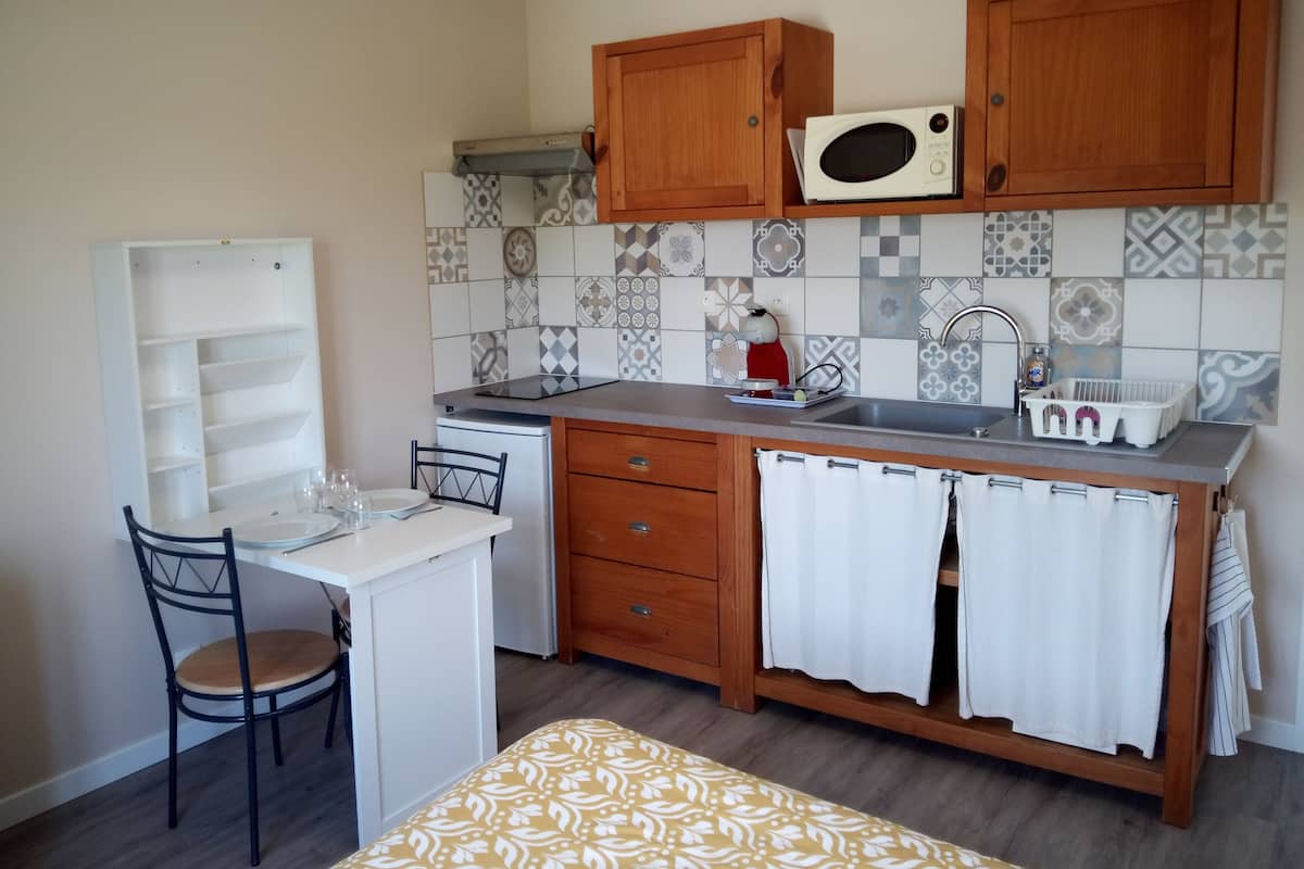 Classic Apartment | Private kitchen | Microwave, espresso maker, coffee/tea maker, electric kettle