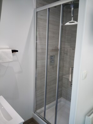 Shower, rainfall showerhead, hair dryer, towels - R & C - Room and Calm (Challans)