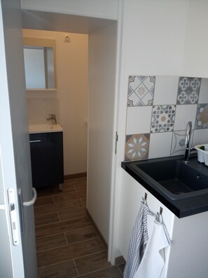 Appartement familial | Salle de bain | Douche, douche cascade, séchoir à cheveux, serviettes fournies