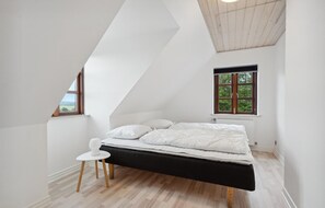 7 bedrooms, free WiFi - Amazing home in Spjald with WiFi (Spjald)