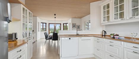 Een koelkast, een kookplaat, een vaatwasser