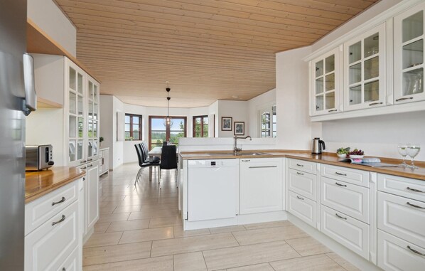 Kjøleskap, kokeplater, oppvaskmaskin og kaffetrakter/tekoker