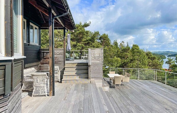 Outdoor dining - Awesome home in Førde i Hordaland with WiFi (Førde i Hordaland)