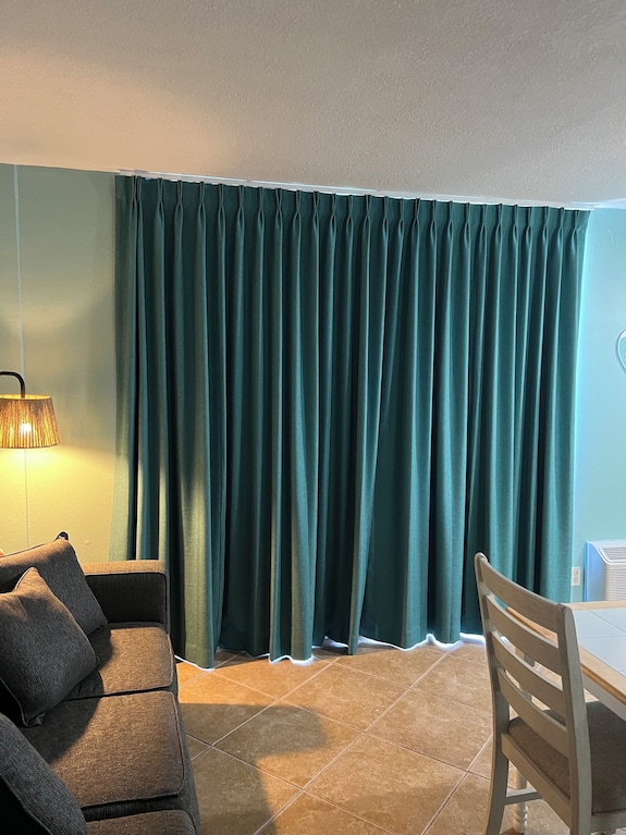 Top Floor Oceanfront Studio With Balcony And Pools. - Daytona Beach, FL