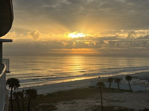 Top Floor Oceanfront Studio with Balcony and Pools.