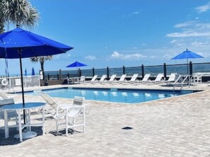 Alberca techada y alberca al aire libre