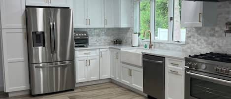 Frigorifero, microonde, forno, piano cottura