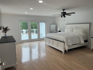 3 bedrooms, iron/ironing board, WiFi, bed sheets - Beautiful Hamptons home  close to beaches, shopping, & restaurants!  (Hampton Bays)