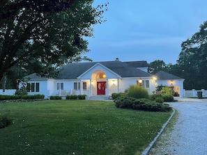 Exterior - Beautiful Hamptons home  close to beaches, shopping, & restaurants!  (Hampton Bays)