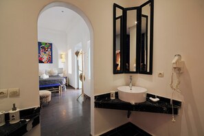 Comfort Double Room | Bathroom | Shower, rainfall showerhead, hair dryer, bidet - Riad Pierres et Saveurs soleil  (Marrakech)