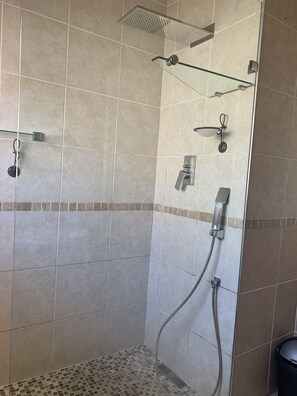 Doccia, asciugamani, sapone, carta igienica