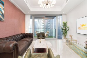 Appartement Signature | Aire de séjour | T éléviseur connecté de 65 po avec télévision par satellite, téléviseur