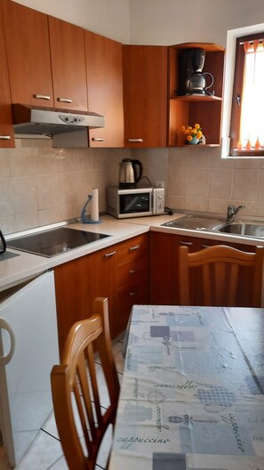 Kühlschrank, Mikrowelle, Ofen, Geschirrspüler