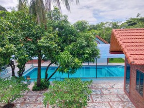 Outdoor pool, pool umbrellas, sun loungers - Trang An Elegant Homestay (Hoa Lu)
