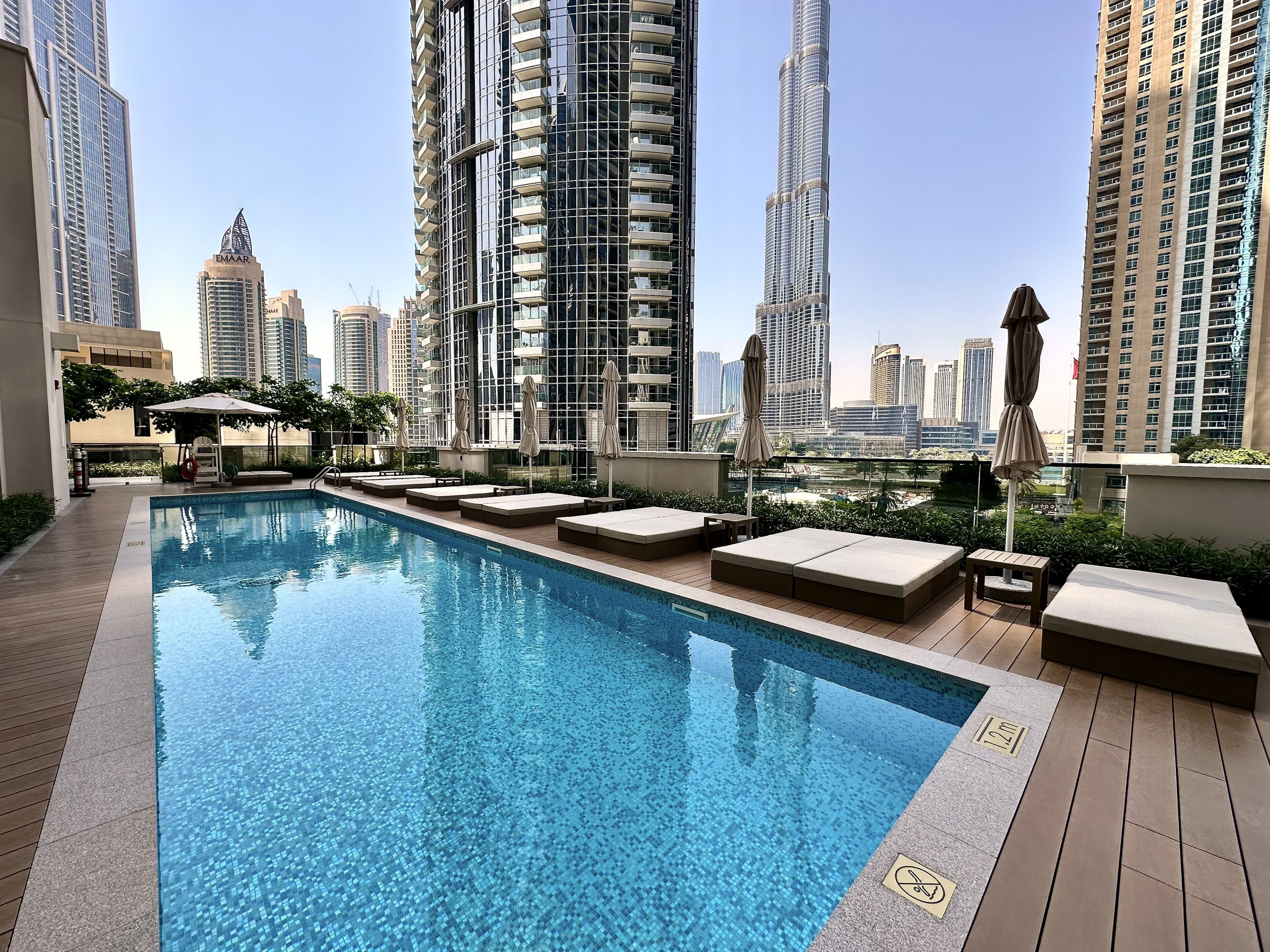 สระว่ายน้ำกลางแจ้ง