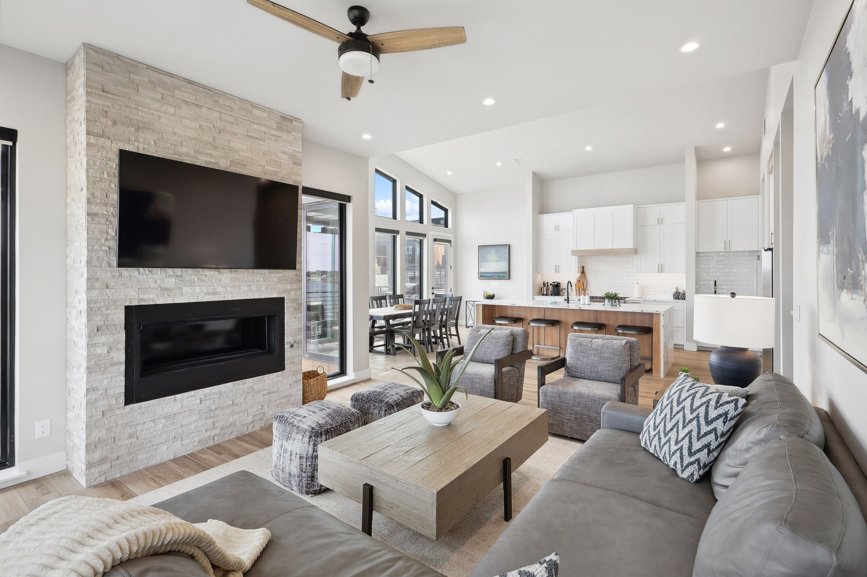 Smart TV, fireplace