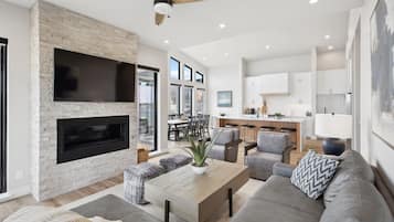 Smart TV, fireplace