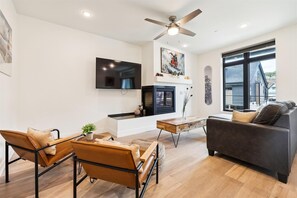 Condo, 2 phòng ngủ | Khu phòng khách