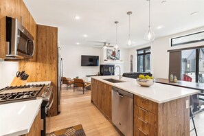 Condo, 2 phòng ngủ | Bếp riêng | Tủ lạnh, lò nướng, dụng cụ pha cà phê/trà, lò nướng bánh mì 