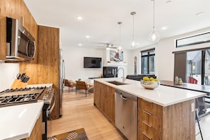 Condo, 2 phòng ngủ | Bếp riêng | Tủ lạnh, lò nướng, dụng cụ pha cà phê/trà, lò nướng bánh mì