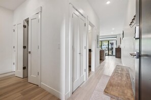 Condo, 2 phòng ngủ | Nội thất