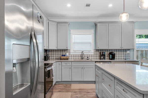 Kjøleskap, mikrobølgeovn, ovn og kokeplater