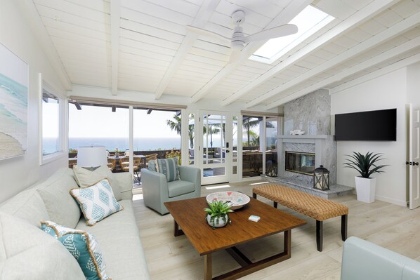 テレビ、暖炉、DVD プレーヤー