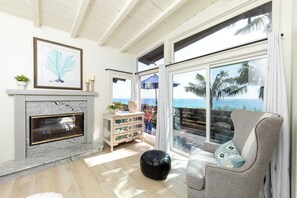 テレビ、暖炉、DVD プレーヤー