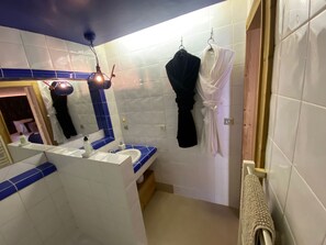 Douche, articles de toilette gratuits, sèche-cheveux, peignoirs