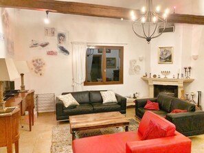 TV connectée, lecteur de DVD, livres, chaîne hi-fi