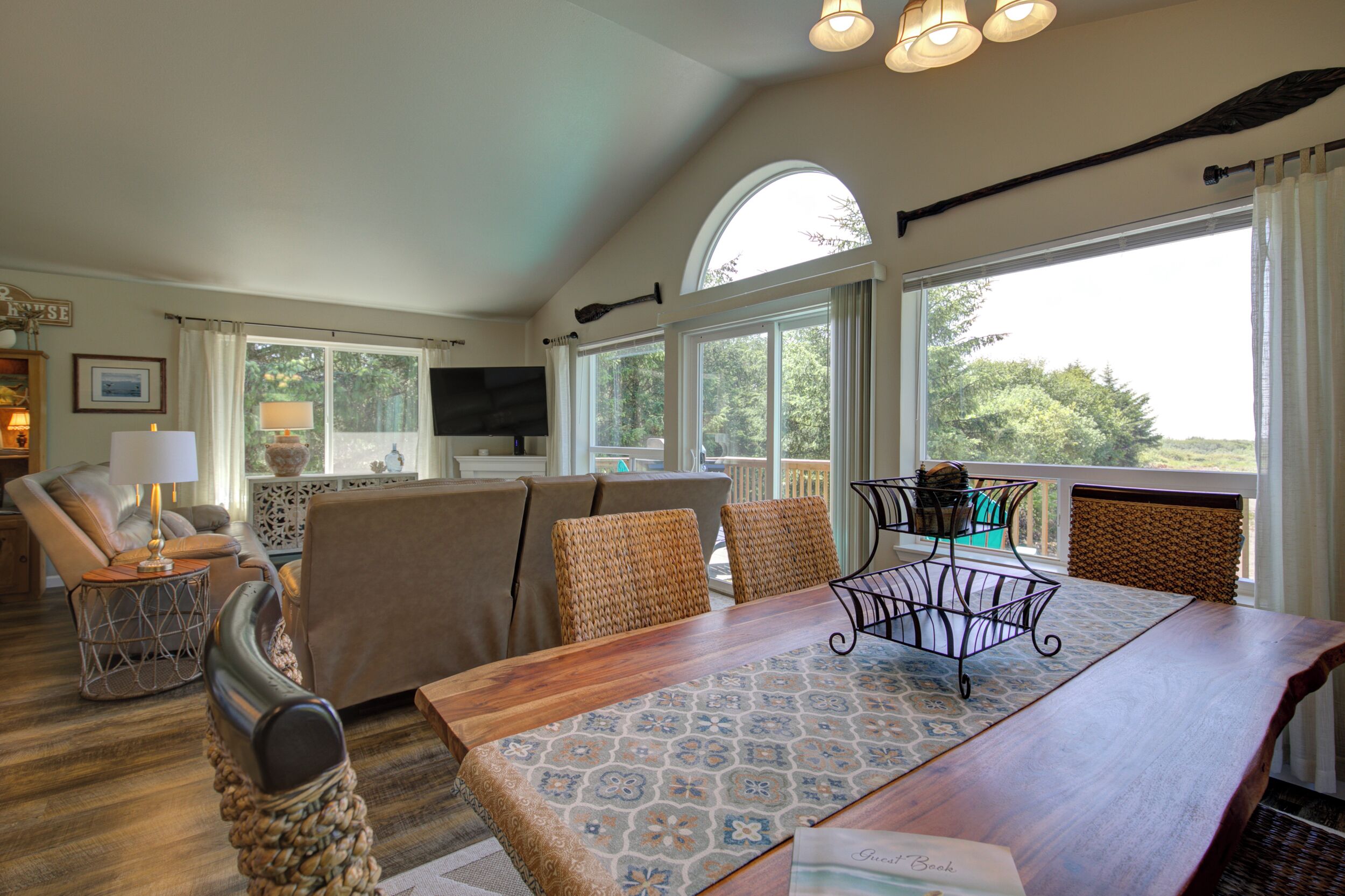 TV connectée, cheminée, livres