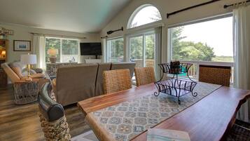 TV connectée, cheminée, livres