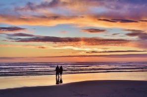 Nära stranden, solstolar och strandhanddukar