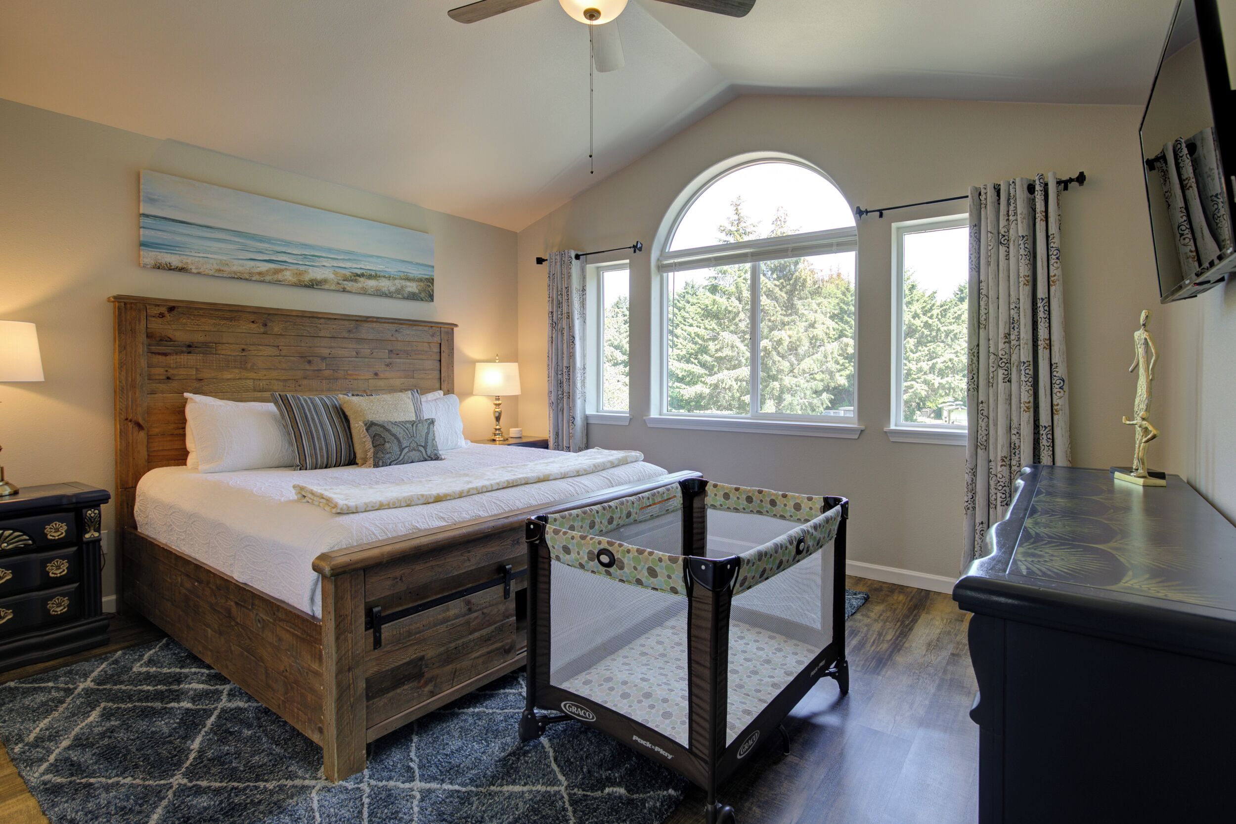 3 quartos, ferros/tábuas de passar roupa, berço de viagem