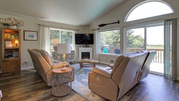 Smart TV, chimenea y libros