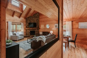 Smart-TV, Kamin, Bücher