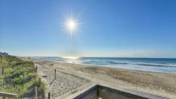 ビーチの近く、サンラウンジャー、ビーチタオル