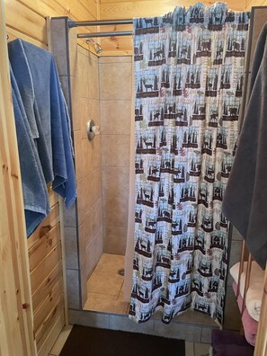 Haartrockner, Handtücher, Seife, Toilettenpapier