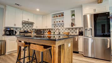 Réfrigérateur, four à micro-ondes, un four, surface de cuisson