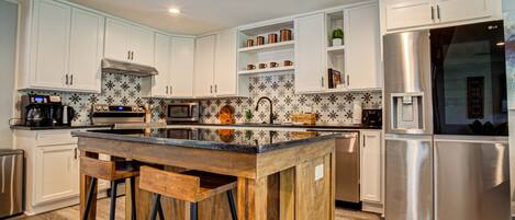 Køleskab, mikrobølgeovn, ovn, kogeplade