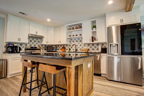Casablanca Waco: 5 Mins to Magnolia Silos & Baylor • Hot Tub • Firepit • Pets OK
