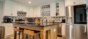 Casablanca Waco: 5 Mins to Magnolia Silos & Baylor • Hot Tub • Firepit • Pets OK