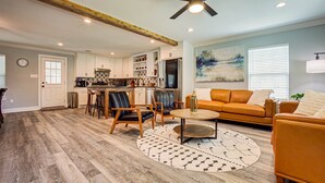 Unclassified image, 3 of 25, button - Casablanca Waco: 5 Mins to Magnolia Silos & Baylor • Hot Tub • Firepit • Pets OK (Robinson)