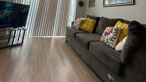 Living area - Pretty Plush Place  (Dallas)